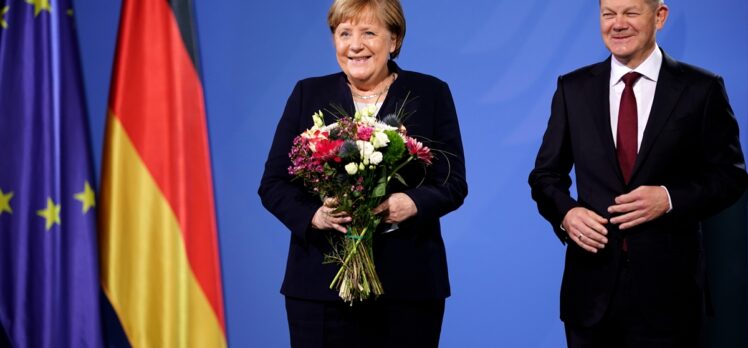 Merkel görevini Başbakan Scholz'a devretti