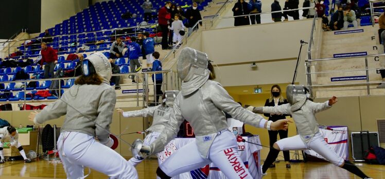 Milli eskrimci Nisanur Erbil olimpiyat hedefi için kılıç sallıyor: