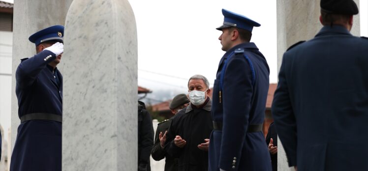 Milli Savunma Bakanı Akar, Bosna Hersek'te Kovaçi Şehitliği'ni ziyaret etti