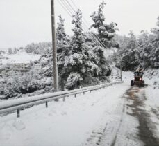 Muğla ve ilçelerinde karla kaplı yollar belediye ekiplerince açıldı