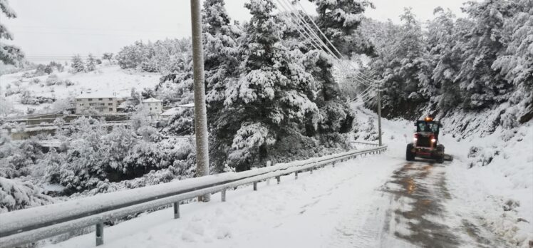 Muğla ve ilçelerinde karla kaplı yollar belediye ekiplerince açıldı