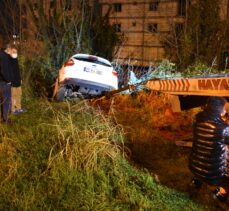 Ordu'da boş araziye devrilen otomobildeki iki kişi yaralandı