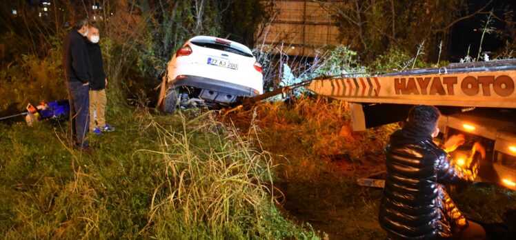 Ordu'da boş araziye devrilen otomobildeki iki kişi yaralandı