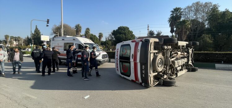 Osmaniye'de devrilen ambulanstaki 4 kişi yaralandı