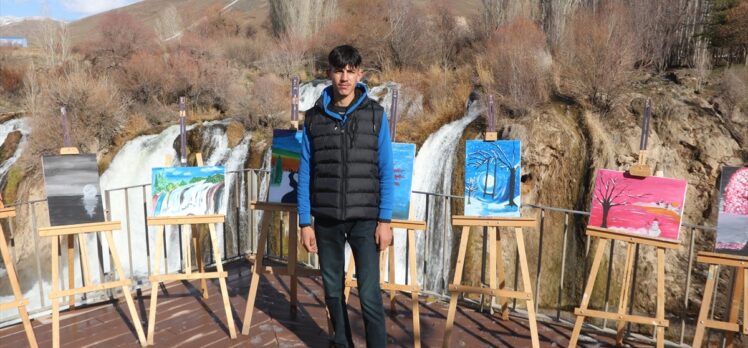 Resimle hayata tutunan engelli öğrenci ilk sergisini Muradiye Şelalesi'nde açtı