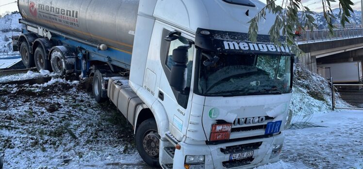 Rize'de buzlanma nedeniyle kayan tır bariyerlere çarparak yoldan çıktı