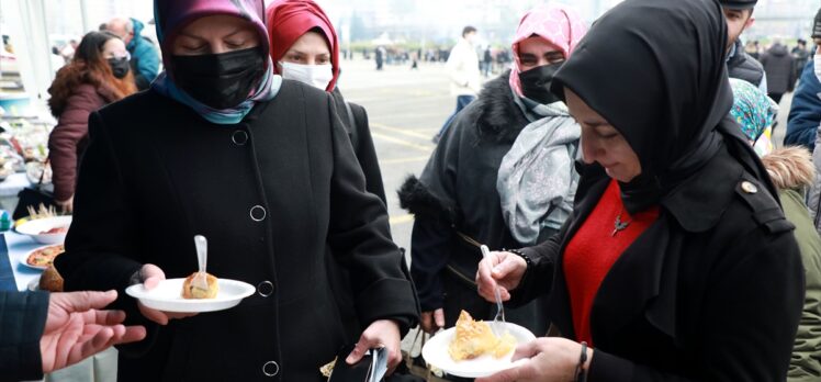 Rize'de üç günde ayıklanan 2,5 ton hamsi festivalde 2 saatte tüketildi