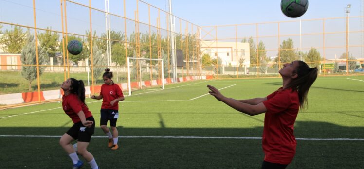 Şanlıurfa'da genç kızların futbola ilgisi artıyor