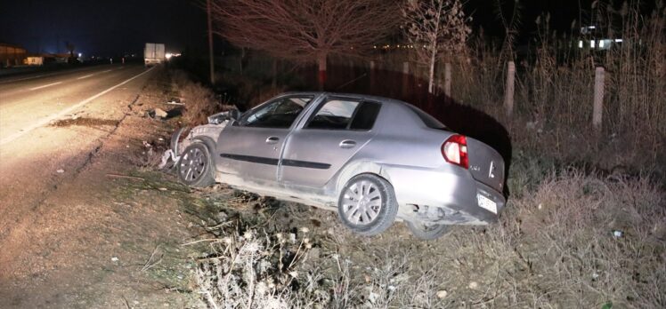 Şanlıurfa'da otomobil, kamyonetle çarpıştı 12 kişi yaralandı