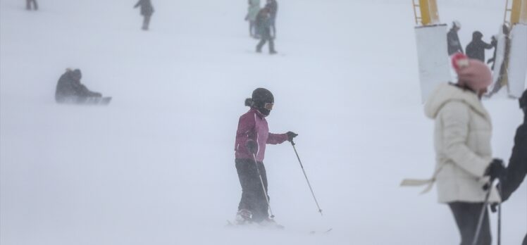 Sezonu yeni açan Uludağ'daki pistler kayak ve snowboard tutkunlarıyla doldu