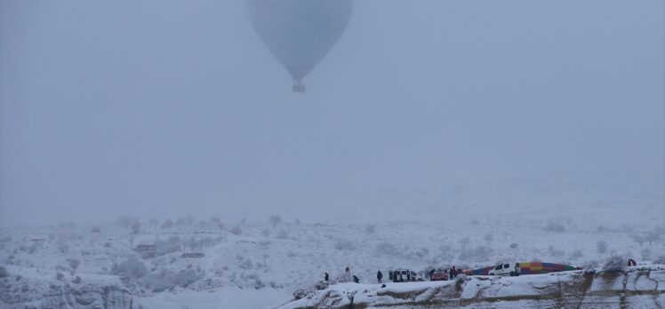 Sıcak hava balonları beyaza bürünen peribacaları üzerinde süzüldü