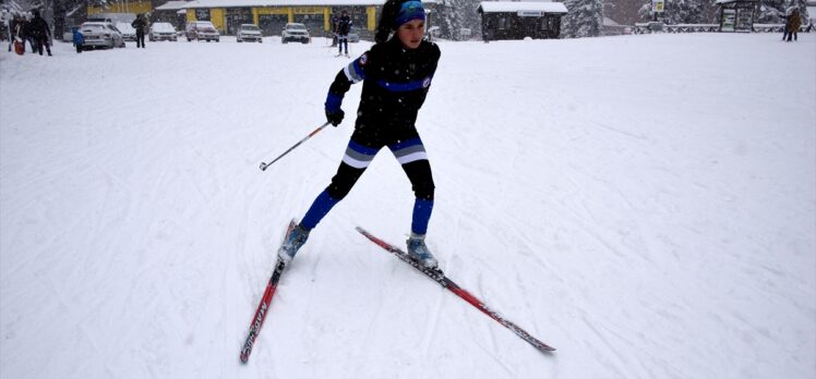 Sporcular Ilgaz Dağı'nda kayak sezonunu  açtı