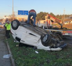 Tekirdağ'da refüje çarparak devrilen otomobildeki 3 kişi yaralandı