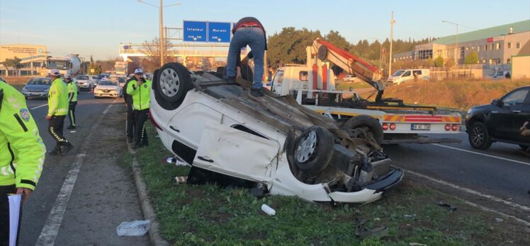 Tekirdağ'da refüje çarparak devrilen otomobildeki 3 kişi yaralandı