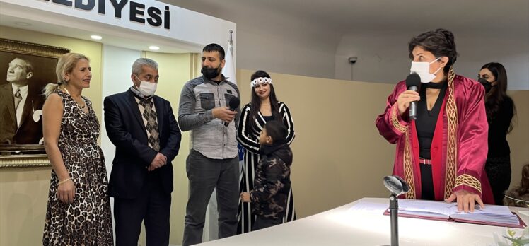 Toplu nikah töreninde babasıyla aynı gün “evet” dedi