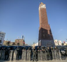 Tunus'ta devrimin yıl dönümünde Cumhurbaşkanı Said yanlıları ve karşıtları sokakta