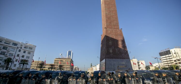 Tunus'ta devrimin yıl dönümünde Cumhurbaşkanı Said yanlıları ve karşıtları sokakta