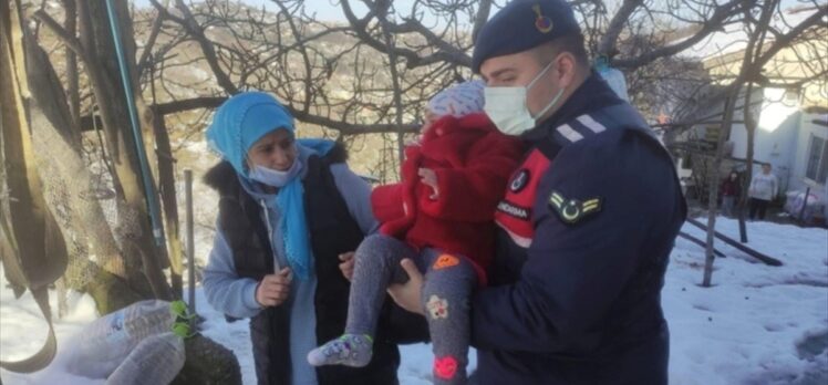 Zonguldak'ta yolu kardan kapanan köydeki hasta çocuğun yardımına jandarma koştu