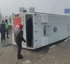 Afyonkarahisar'da yolcu midibüsü devrildi, 9 kişi yaralandı