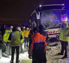 Aksaray'da yolcu otobüsünün şarampole düştüğü kazada 4 kişi yaralandı