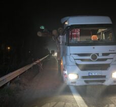 Anadolu Otoyolu'nda tır ve otobüsün karıştığı kazada ulaşım aksadı