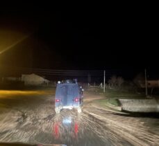 Ankara'da kendisine yardıma gelen polislerin aracını çalıp kaçan ve bir polisi yaralayan zanlı aranıyor