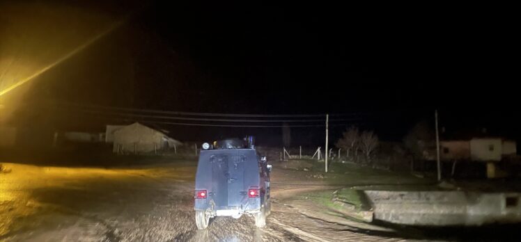 Ankara'da kendisine yardıma gelen polislerin aracını çalıp kaçan ve bir polisi yaralayan zanlı aranıyor