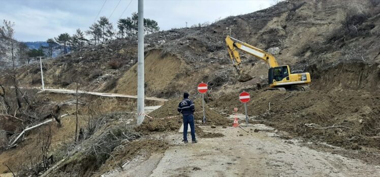 Antalya'da heyelan nedeniyle bir kısmı çöken kara yolu ulaşıma kapandı