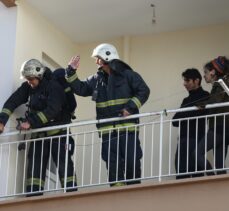 Antalya'da yangın çıkan evin balkonunda mahsur kalan 2 kişi kurtarıldı