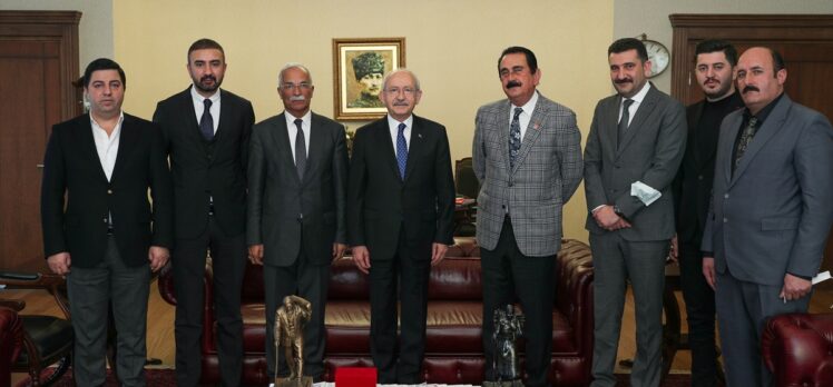 CHP Genel Başkanı Kemal Kılıçdaroğlu, partiye yeni katılanlara rozet taktı