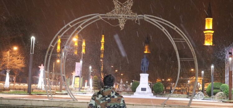 Edirne'de öğlen başlayan kar yağışı etkisini sürdürüyor