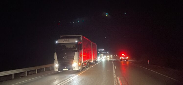 Edirne'de yan yatan römork nedeniyle sınır kapısı yolunda trafik aksadı