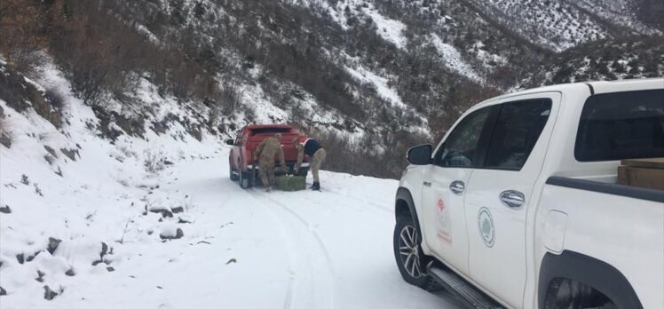 Elazığ'da jandarma ekipleri yaban hayatı için doğaya yem bıraktı