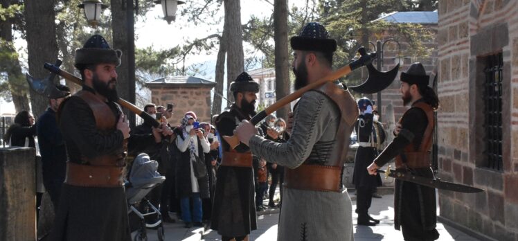 Ertuğrul Gazi Türbesi'nde hafta sonları ziyaretçi yoğunluğu yaşanıyor