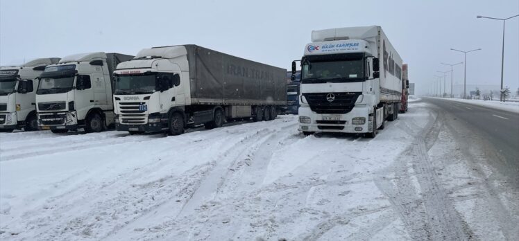 Erzurum ile Erzincan'da kar yağışı nedeniyle 94 köy ve mahalle yolunda ulaşım sağlanamıyor