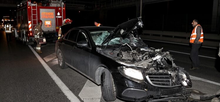 Eyüpsultan'da bariyere çarpan sürücü otomobilini bırakıp kaçtı