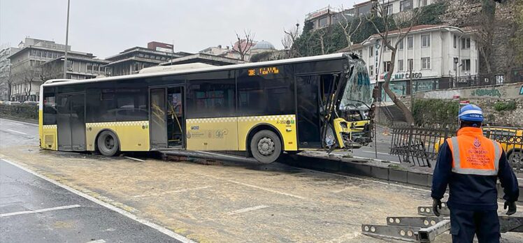 GÜNCELLEME – Fatih'te iki İETT otobüsü çarpıştı