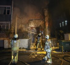 Fatih’te metruk binada çıkan yangın söndürüldü