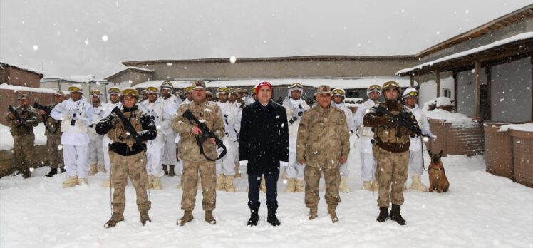 Hakkari Valisi Akbıyık, üs bölgesinde görevli güvenlik güçlerini ziyaret etti