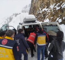 Hakkari'de rahatsızlanan kişi ekiplerce zorlu koşullarda hastaneye ulaştırıldı