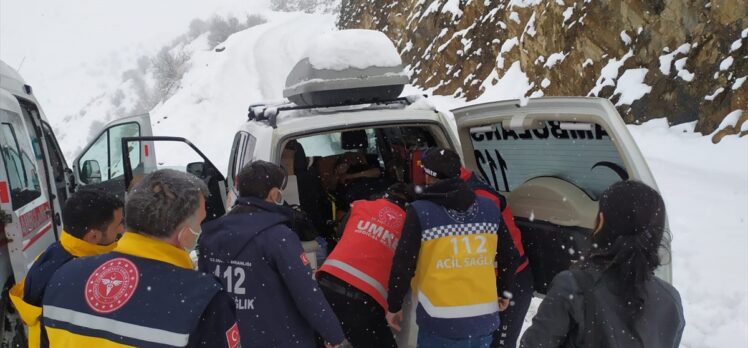 Hakkari'de rahatsızlanan kişi ekiplerce zorlu koşullarda hastaneye ulaştırıldı