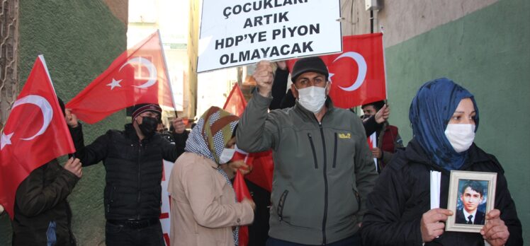 Hakkari'de terör mağduru aileler HDP önünde eylem yaptı