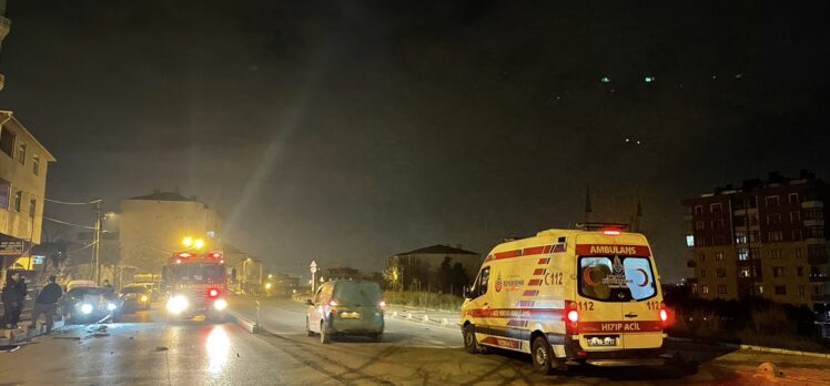 İstanbul'da park halinde bulunan okul servisine çarpan otomobildeki 2 kişi yaralandı