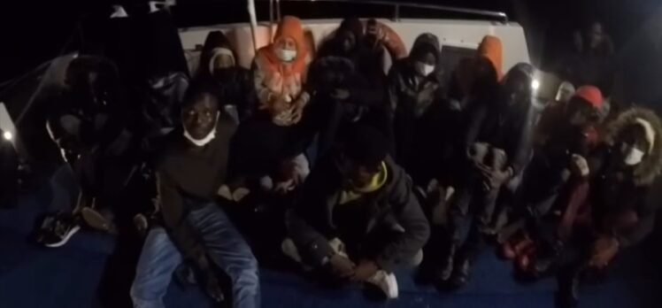 İzmir açıklarında Yunanistan unsurlarınca geri itilen 63 düzensiz göçmen kurtarıldı