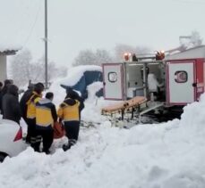 Kahramanmaraş'ta yolu kapanan kırsal mahalledeki hastaya paletli ambulansla ulaşıldı