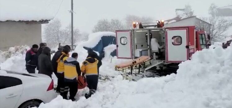 Kahramanmaraş'ta yolu kapanan kırsal mahalledeki hastaya paletli ambulansla ulaşıldı