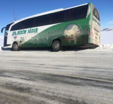 Kars'ta yolcu otobüsü kara saplandı