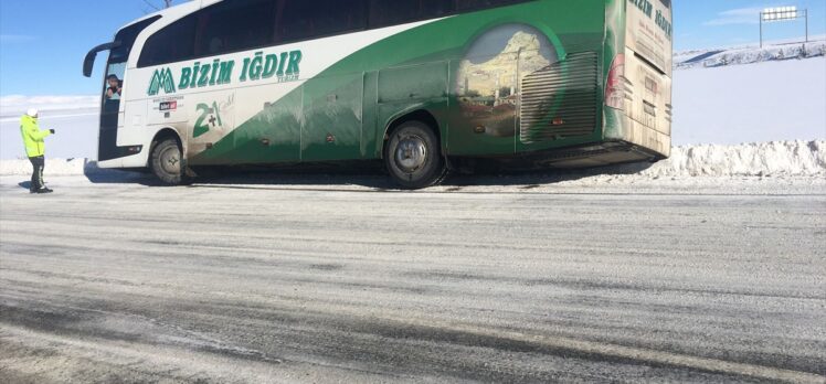 Kars'ta yolcu otobüsü kara saplandı