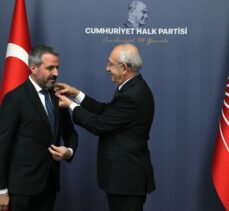 Kılıçdaroğlu, CHP'ye katılan 20 kişiye rozet taktı