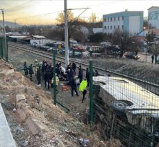 Kırıkkale'de servis midibüsünün devrildiği kazada 15 işçi yaralandı